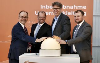 Pressing the start button together for the Uckermark line between the Pasewalk substation in Mecklenburg-Western Pomerania and Neuenhagen in Brandenburg. From left to right: Dr Wolfgang Blank, Minister for Economic Affairs, Infrastructure, Tourism and Labour of Mecklenburg-Western Pomerania, Stefan Kapferer, CEO 50Hertz, Michael Kellner, Parliamentary State Secretary to the Federal Minister for Economic Affairs and Climate Protection and Daniel Keller, Minister for Economic Affairs, Labour, Energy and Climate Protection of the State of Brandenburg. Photo: Vogel/50Hertz