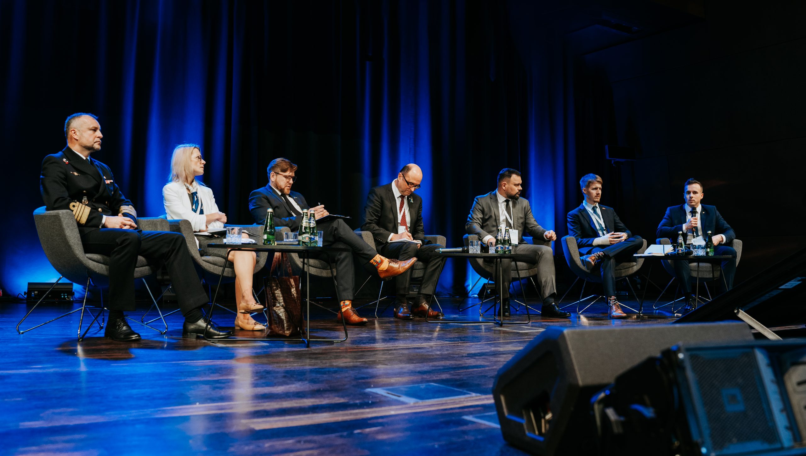 The “Guardians of the Wind: Protecting Baltic Offshore Assets” panel: (from the left); Capt. (N) Rafał Miętkiewicz, DSc, Assoc. Prof. from Polish Naval Academy, Kinga Dudzińska, Baltic & Nordic Countries Analyst at PISM, Janusz Gajowiecki, President of the Board at Polish Wind Energy Association, (Moderator) Roland Freudenstein, Brussels Office Director of the Free Russia Foundation, Tomasz Urbaniak, Head of Defence & Security at PGE Baltica, Niels Malskær, Energy Attaché at the Royal Danish Embassy to Poland, Airidas Daukšas, Vice Minister of Energy of the Republic of Lithuania