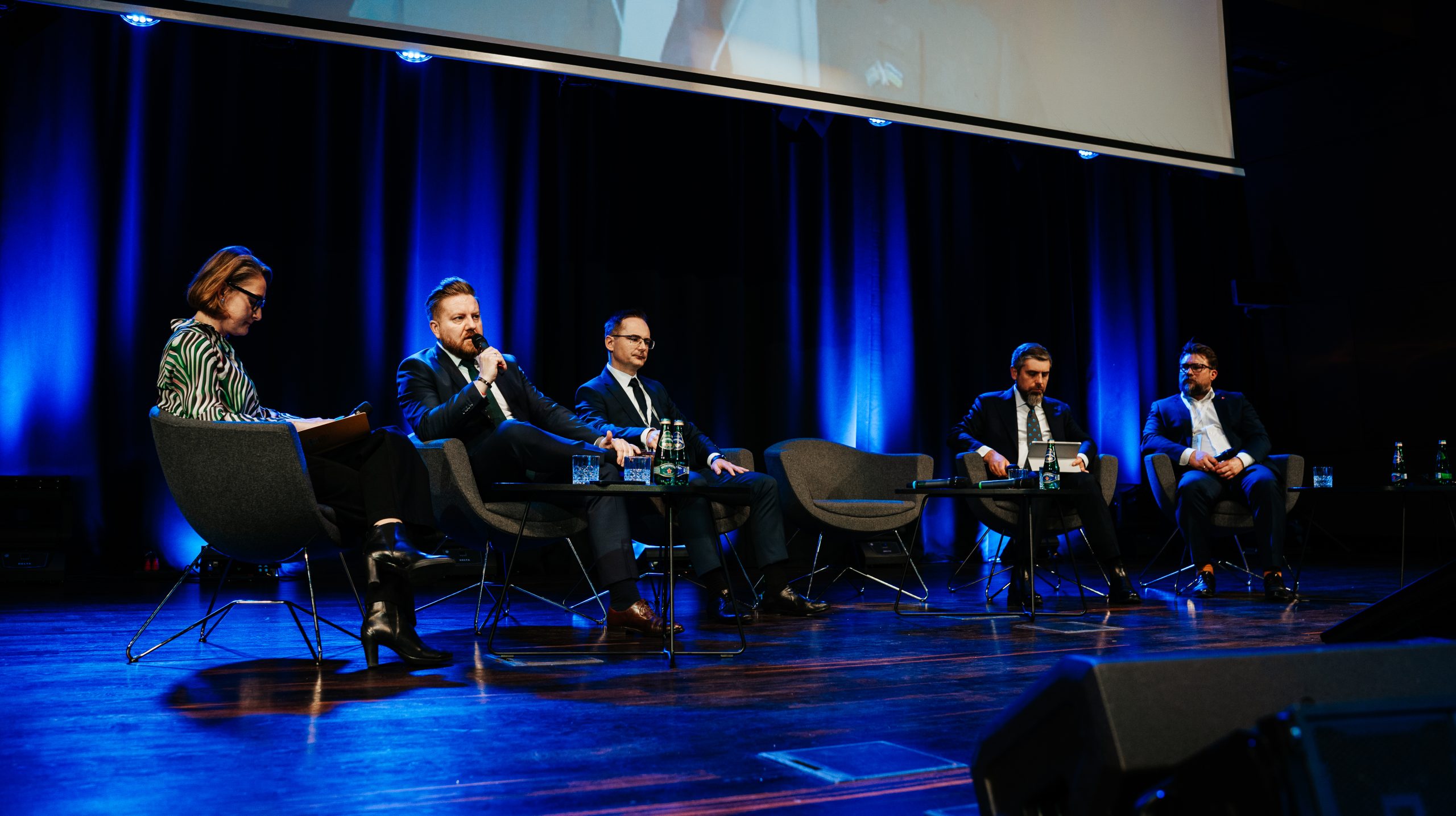 The “Ports of Power: Enabling Offshore Installation and Maintenance” panel: from the left (Moderator) Zuzanna Nowak, Analysis Director at The Opportunity Institute for Foreign Affairs and Energy Expert at the I. Łukasiewicz Institute for Energy Policy, Bartosz Fedurek, CEO of PGE Baltica, Marek Świerżyński, Engineering Associate Director at Ocean Winds, Stefan Rudnik, Investment Department Director at Port of Gdansk Authority, Jeppe la Cour, Chief Commercial Officer at Port of Roenne, (on a videocall) Lars Thomsson, Coordinator of Energy Island Gotland