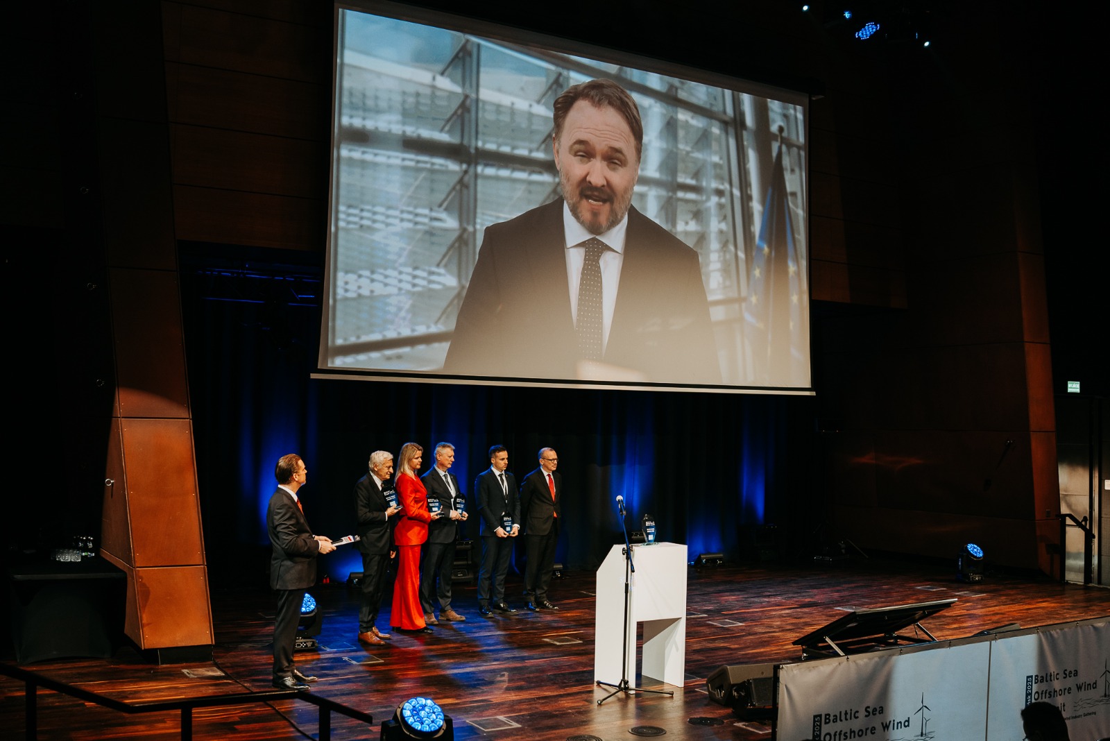 The Baltic Wind Awards Ceremony; from left: Krzysztof Bulski, Managing Editor of BalticWind.EU, Jerzy Buzek, Chair of the Advisory Team and Energy Security Advisor for Poland’s EU Presidency and Former Prime Minister of Poland & President of the European Parliament, Katrīna Duka-Gulbe, Latvian Wind Energy Association Executive Director, Ambassador of Estonia to Poland, Airidas Daukšas, Vice Minister of Energy of the Republic of Lithuania, and Giles Dickson, CEO of WindEurope