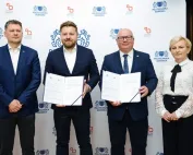 Na zdjęciu od lewej: Dariusz Lociński, wiceprezes zarządu PGE Baltica, Bartosz Fedurek, prezes zarządu PGE Baltica, prof. Krzysztof Wilde, rektor PG, prof. Justyna Kucińska-Lipka, prorektor ds. rozwoju. Fot. Bartosz Bańka/PG