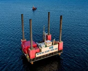 A mobile drilling platform will carry out test drillings in Lillebælt South. A support vessel can be seen in the background.