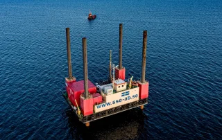 A mobile drilling platform will carry out test drillings in Lillebælt South. A support vessel can be seen in the background.