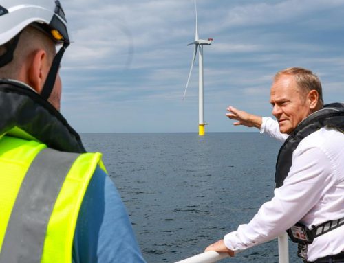 Premier z wizytą na pierwszej w Polsce morskiej farmie wiatrowej