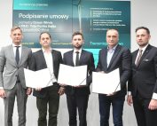 Uroczyste podpisanie umowy między Ocean Winds, P&Q i Tele-Fonika Kable, od lewej: Kacper Kostrzewa, Pete Geddes, Radosław Juchimowicz, Piotr Mirek, Piotr Sokołowski, foto: PAP Media Room