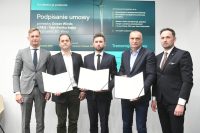 Uroczyste podpisanie umowy między Ocean Winds, P&Q i Tele-Fonika Kable, od lewej: Kacper Kostrzewa, Pete Geddes, Radosław Juchimowicz, Piotr Mirek, Piotr Sokołowski, foto: PAP Media Room