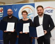 From left: Paweł Lisowski, Słupsk County Administrator; Bartosz Fedurek, President of the Management Board of PGE Baltica; Katarzyna Ozimek, Director of ZSOiT in Ustka, with the signed letter of intent.