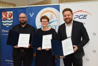 From left: Paweł Lisowski, Słupsk County Administrator; Bartosz Fedurek, President of the Management Board of PGE Baltica; Katarzyna Ozimek, Director of ZSOiT in Ustka, with the signed letter of intent.; Source: PGE