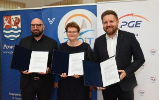 From left: Paweł Lisowski, Słupsk County Administrator; Bartosz Fedurek, President of the Management Board of PGE Baltica; Katarzyna Ozimek, Director of ZSOiT in Ustka, with the signed letter of intent.; Source: PGE