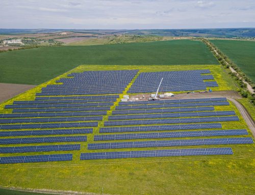 Globalna fotowoltaika osiągnęła rekordowe 664 GW w 2025 roku, a całkowita moc przekroczyła 3 TW
